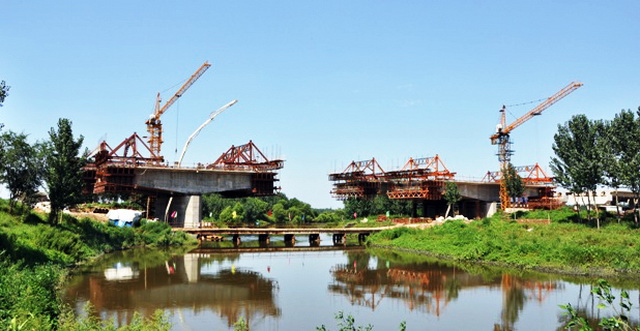 运河大桥项目全力以赴抢抓工程进度